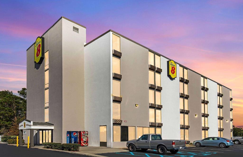 Super 8 by Wyndham Myrtle Beach/Market Common Area photo 2