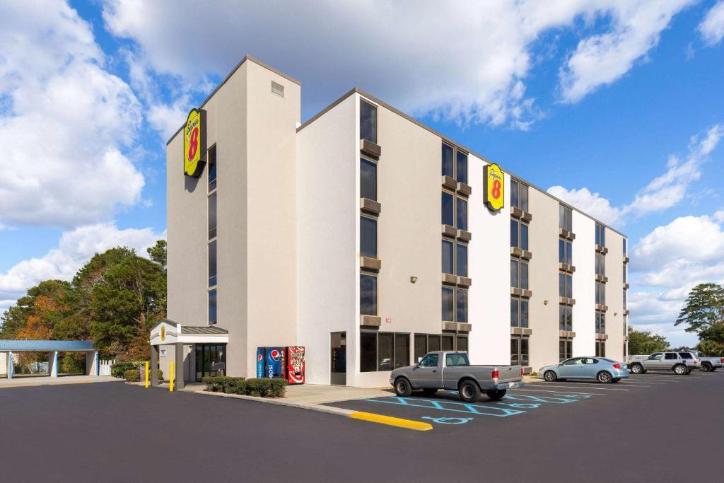 Super 8 by Wyndham Myrtle Beach/Market Common Area photo 1
