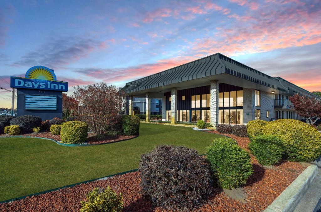 Days Inn by Wyndham Florence/I-95 North image