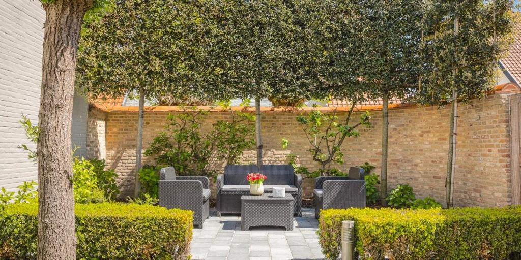 JAMES 63 - luxurious town villa with big garden in old Knokke photo 4