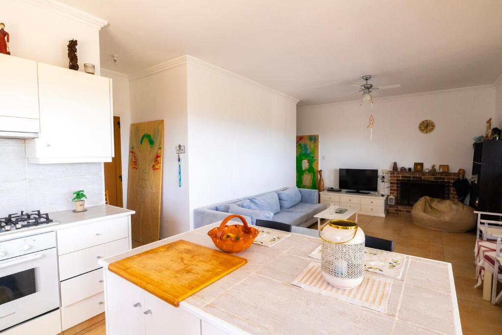 Captivating 2-Bed House photo 2
