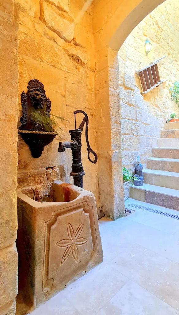 Historic Hideaways - 900 Year Old Converted Studios photo 3