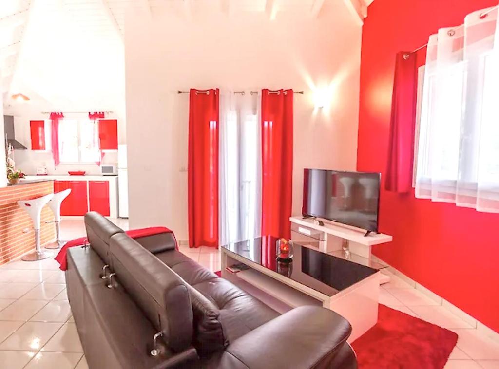 Maison de 2 chambres avec piscine partagee spa et jardin clos a Le Moule a 7 km de la plage photo 1
