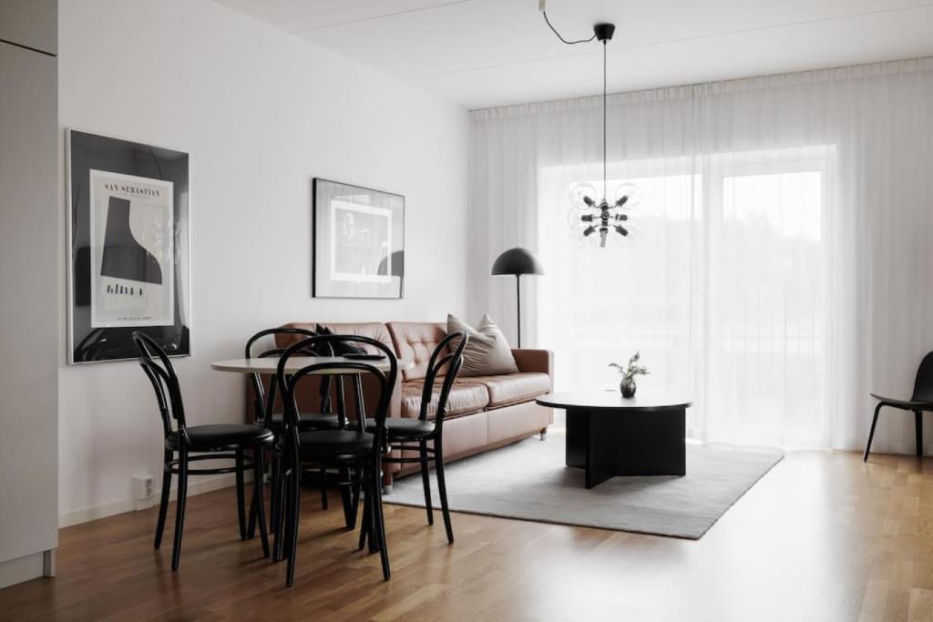 Contemporary 2-BR with Workspace photo 3