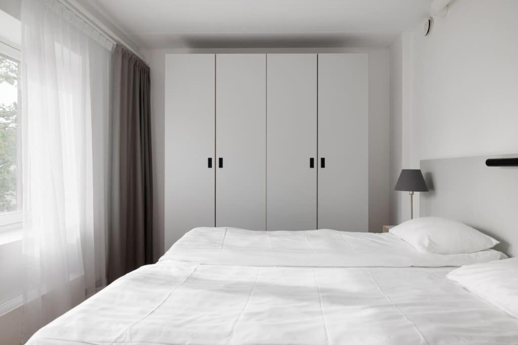 Contemporary 2-BR with Workspace photo 4