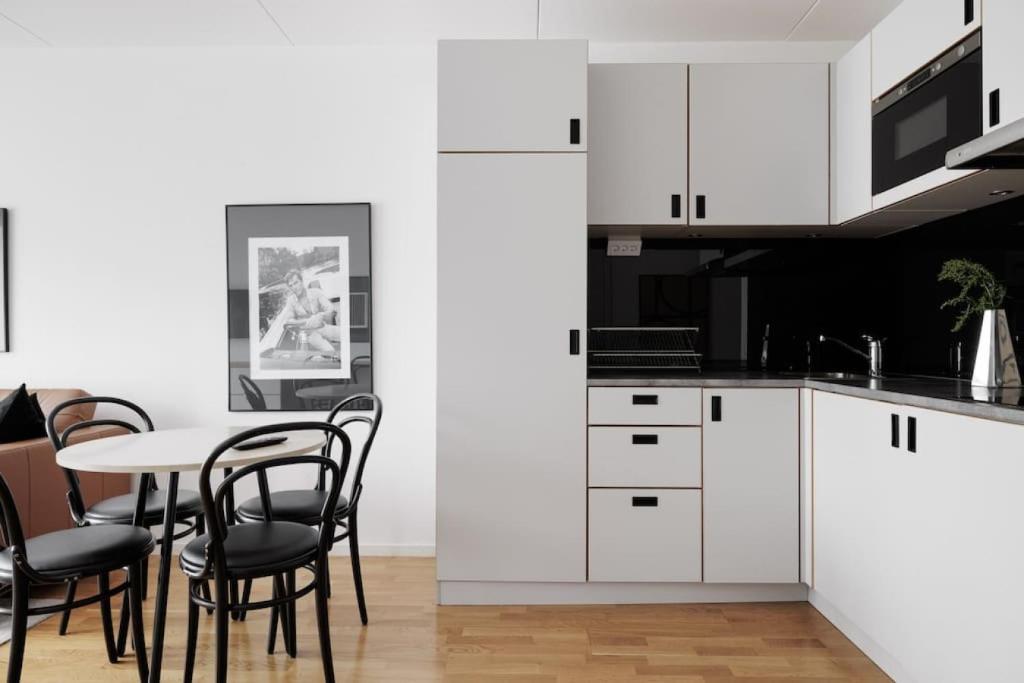 Modern City Retreat w. workspace photo 2