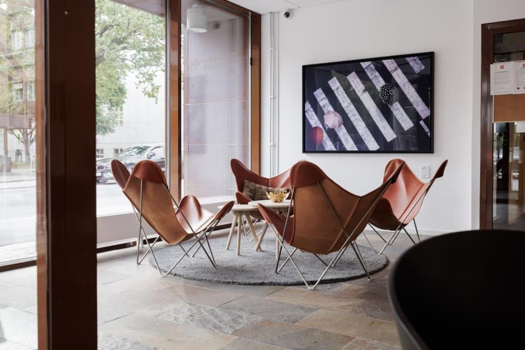 Sleek Urban Studio w. work place photo 1