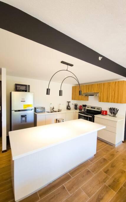 Entire Beautiful condo with rooftop pool and gym photo 4