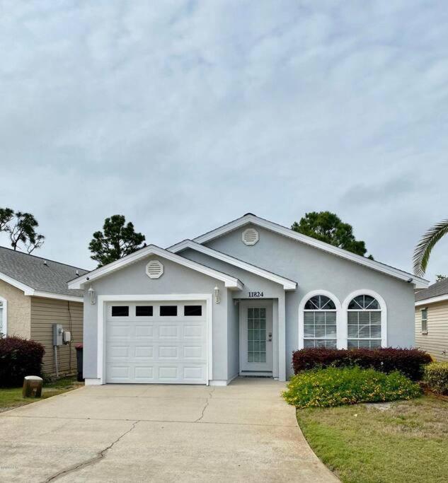 Sand Dune! Sleeps 6. Two pools, walk to the beach!
