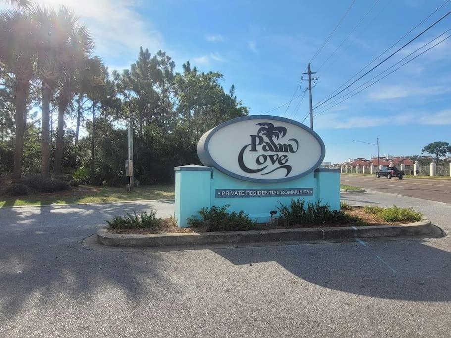 Sand Dune! Sleeps 6. Two pools, walk to the beach! photo 3