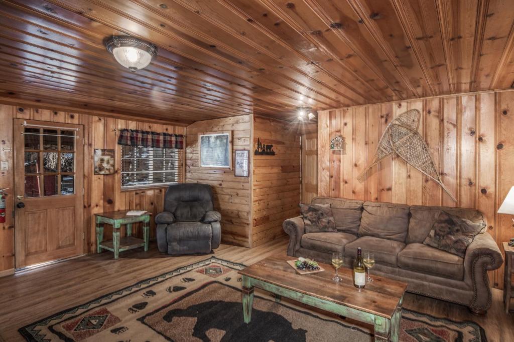 Cabin Fever - Cozy whirlpool cabin near river & downtown image
