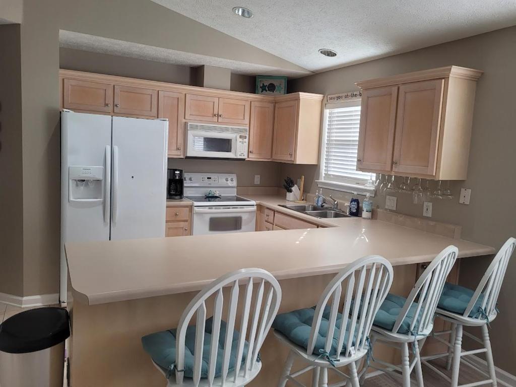 Sand Dune! Sleeps 6. Two pools, walk to the beach! photo 1