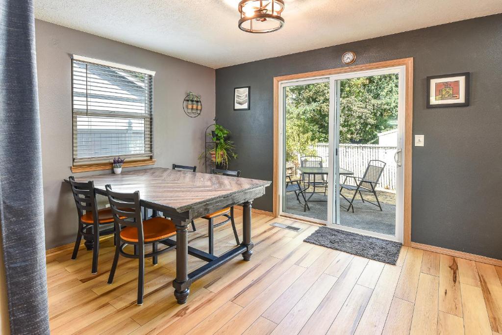 Teak- a North Albany family home photo 4
