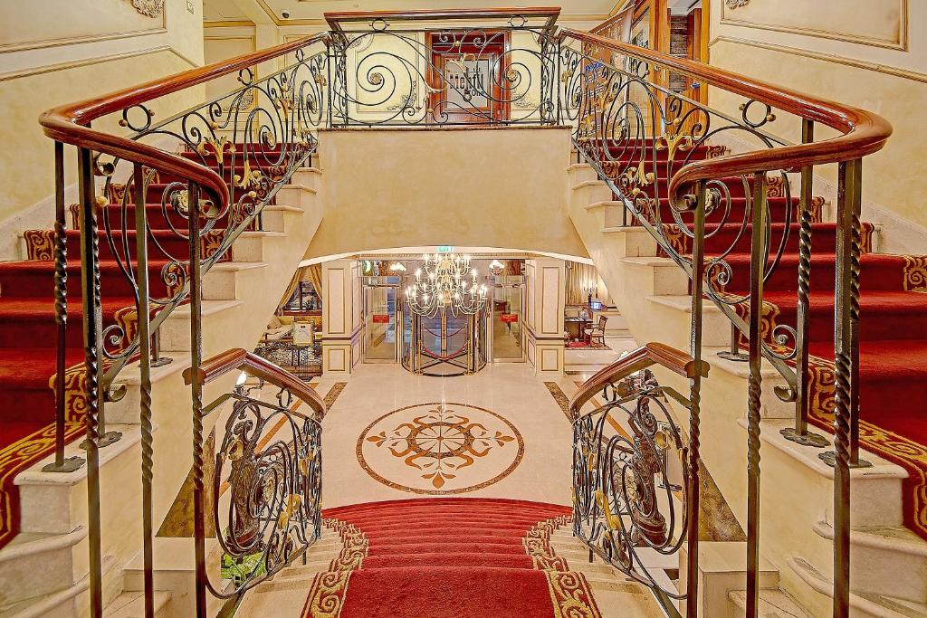 {
  "en-gb": "Royal Ascot Hotel"
} photo 2