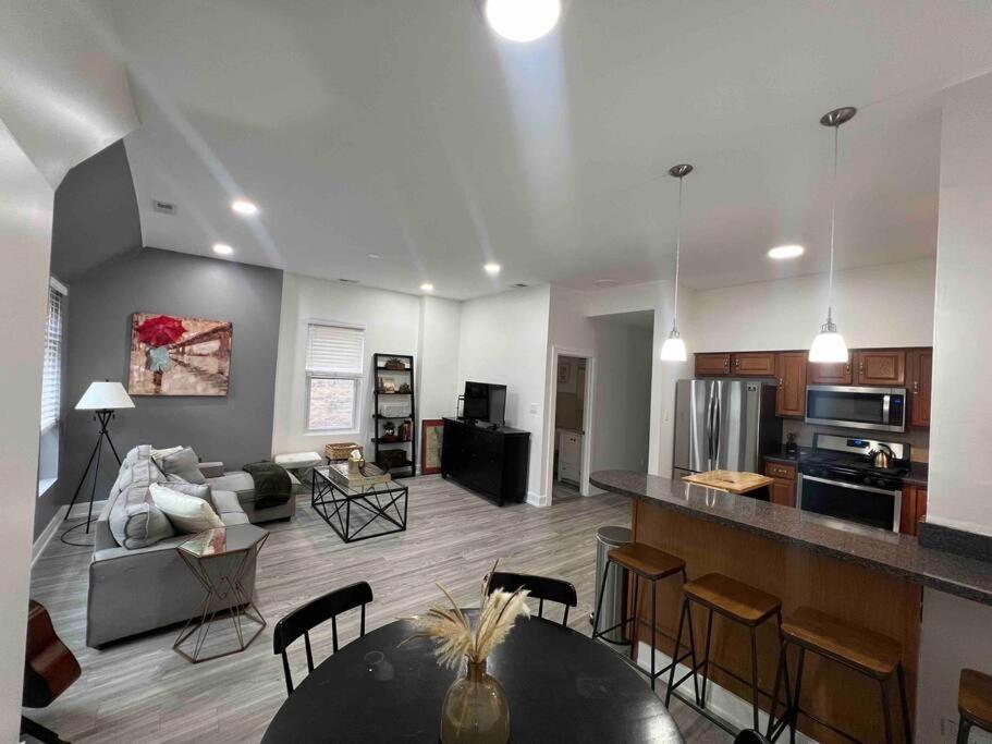Lovely 3-bedroom apartment in Bronzeville image