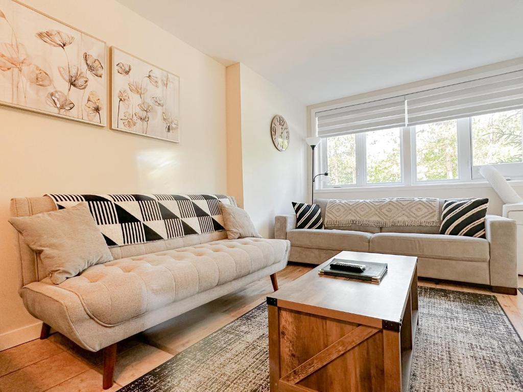 The Alpine Nest - 3 Beds - 4 Guests - Free Parking - Pool photo 1