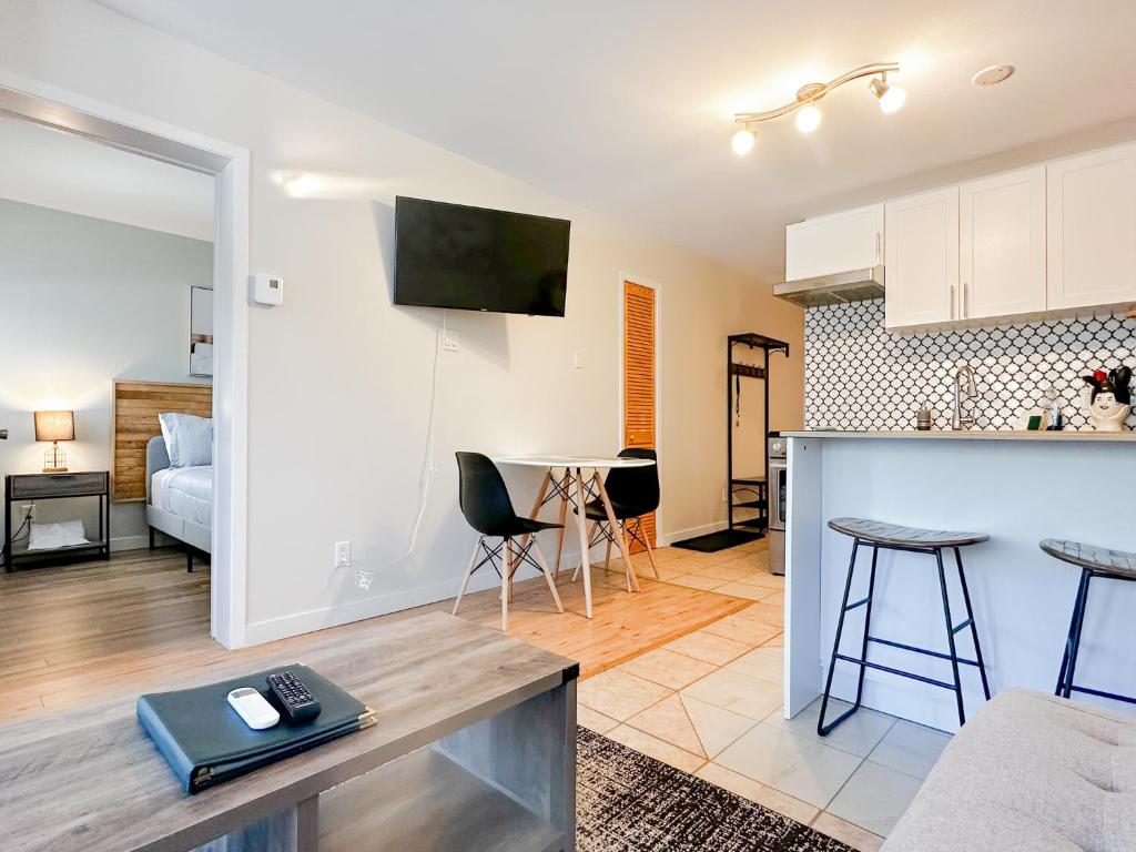 The Alpine Nest - 3 Beds - 4 Guests - Free Parking - Pool photo 3
