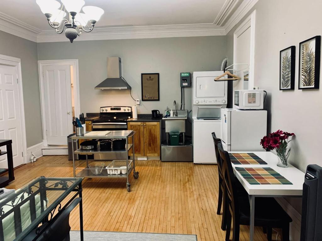 Charming Downtown Studio #6 photo 3
