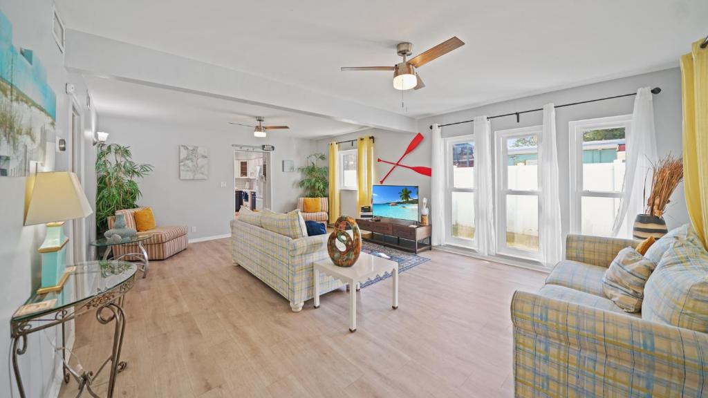 Jacksonville Beach Home - Walk to Beach, Bars & Restaurants - Pet Friendly photo 4