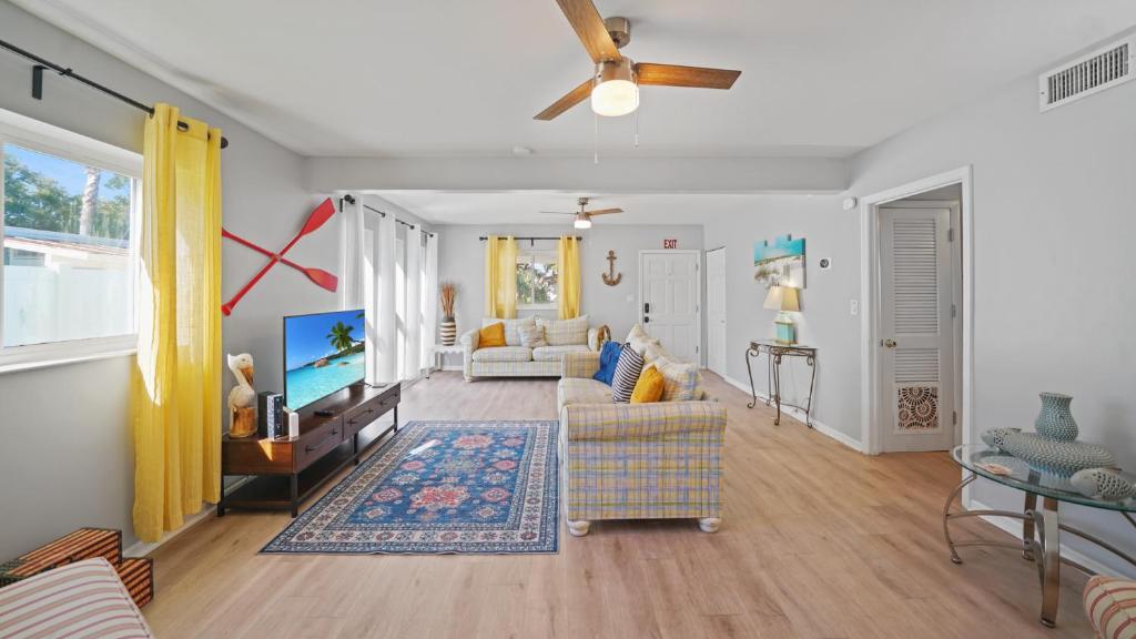 Jacksonville Beach Home - Walk to Beach, Bars & Restaurants - Pet Friendly photo 2