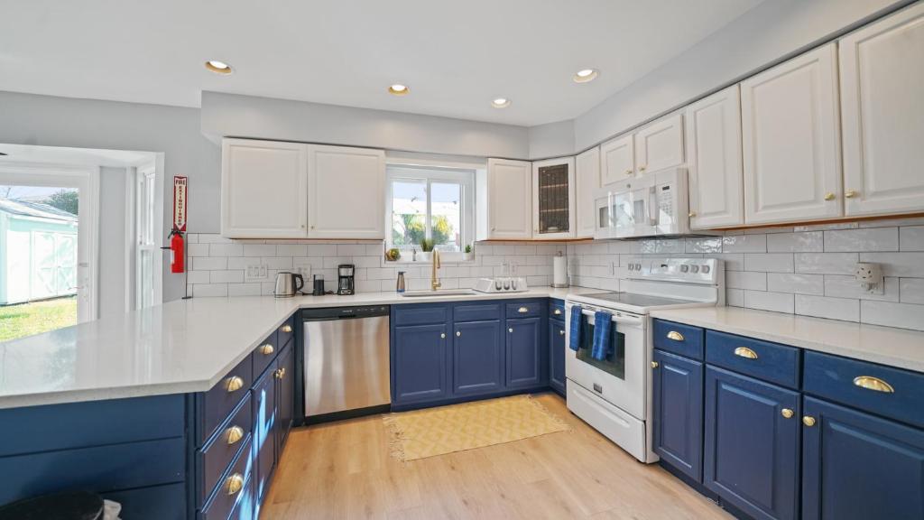 Jacksonville Beach Home - Walk to Beach, Bars & Restaurants - Pet Friendly photo 1