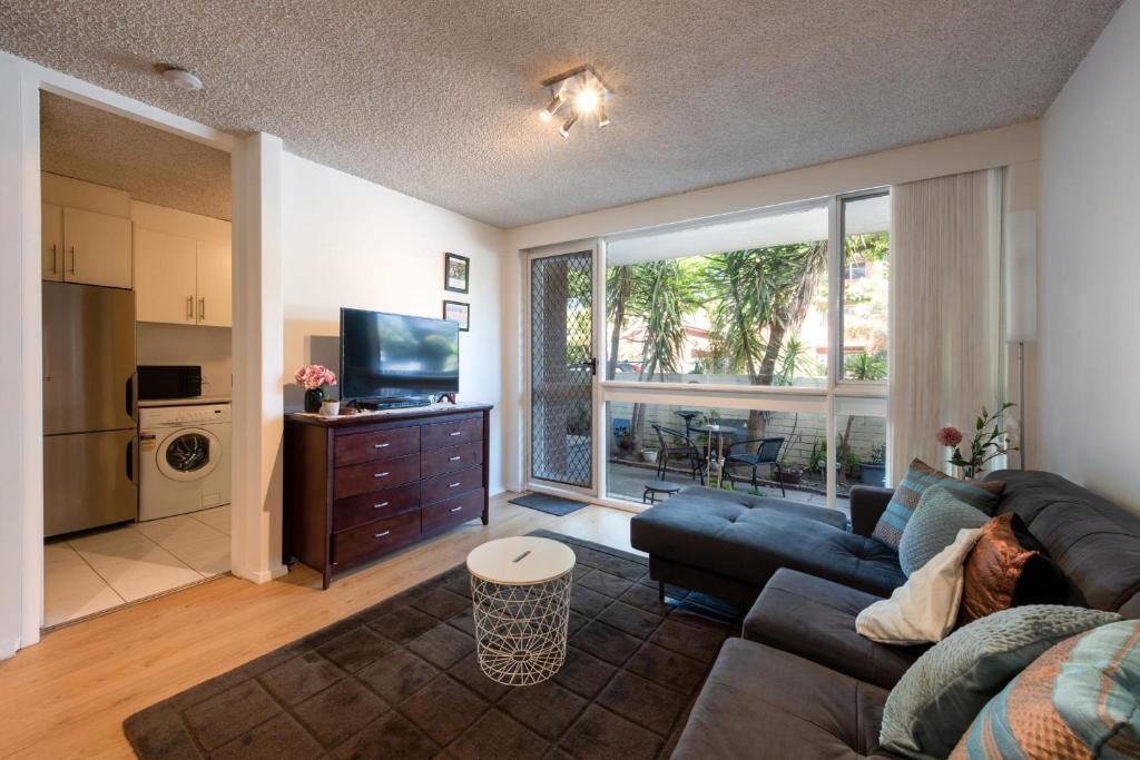 Beautiful 2-bed Unit in St Kilda West w Parking