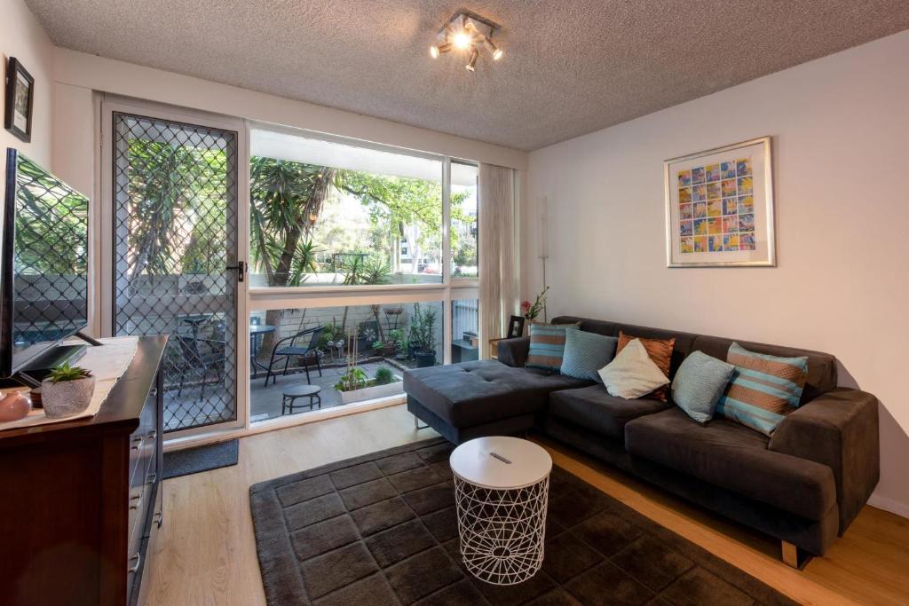 Beautiful 2-bed Unit in St Kilda West w Parking photo 1