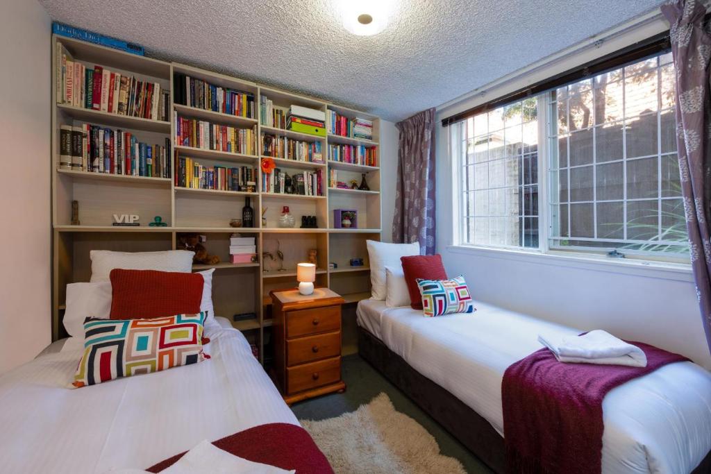 Beautiful 2-bed Unit in St Kilda West w Parking photo 2