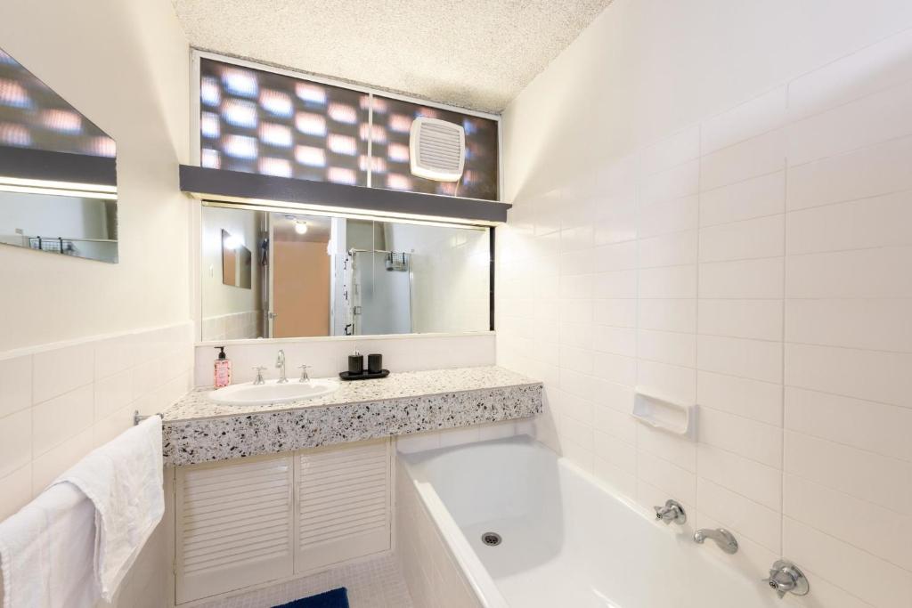 Beautiful 2-bed Unit in St Kilda West w Parking photo 4