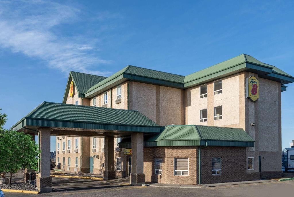 Super 8 by Wyndham Edmonton International Airport photo 2
