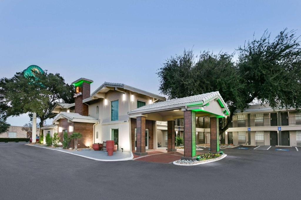 La Quinta Inn by Wyndham Dallas Uptown image