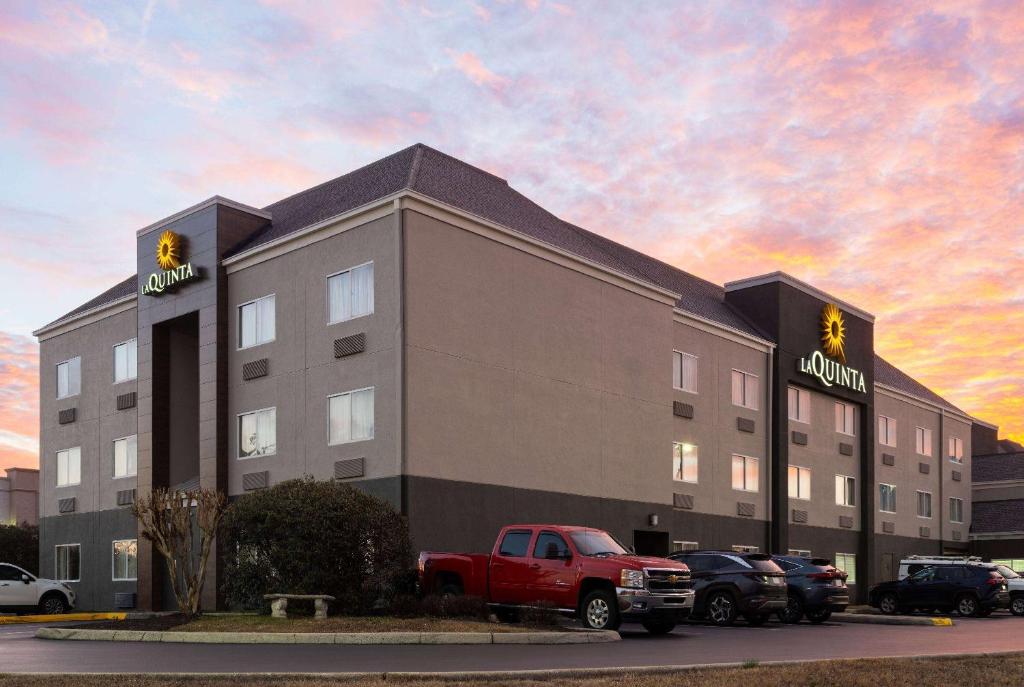 La Quinta Inn & Suites by Wyndham Knoxville Airport image
