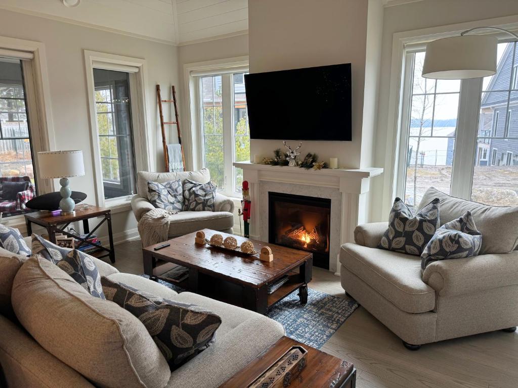 Cozy Muskoka 4-bedroom cottage on Lake Rosseau photo 2