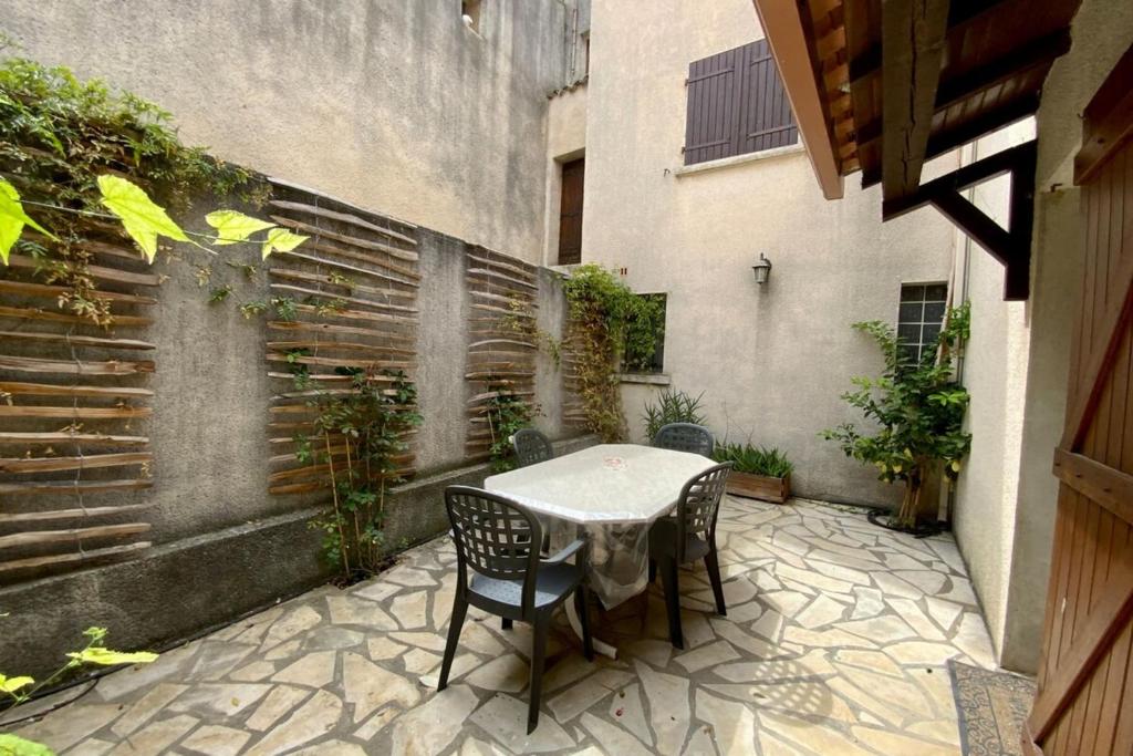 Villa Isabelle- Large bright house with courtyard! photo 2