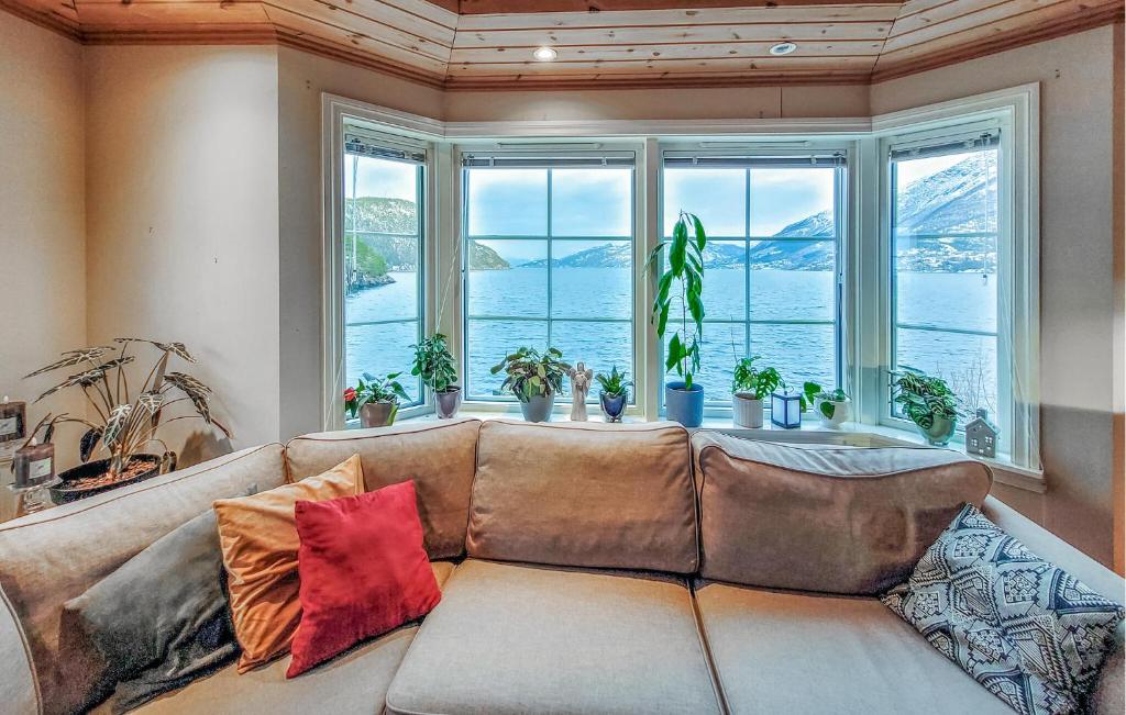 4 Bedroom Awesome Home In Trvikbygd photo 1