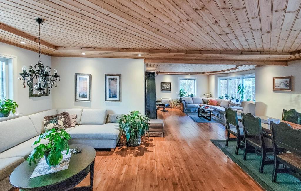 4 Bedroom Awesome Home In Trvikbygd photo 3