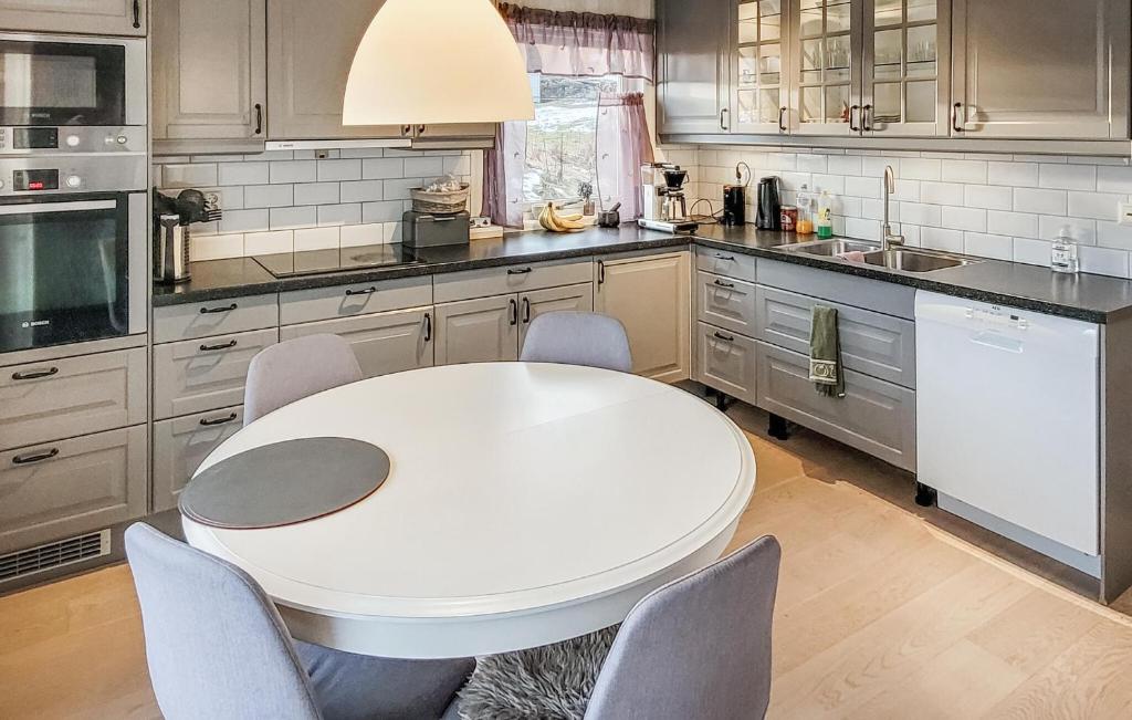4 Bedroom Awesome Home In Trvikbygd photo 4