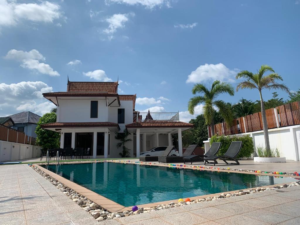 Chalong Bay Pool Villa 查龍灣別墅 photo 1