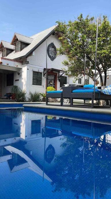 Linda casa céntrica c/alberca y jacuzzi photo 1