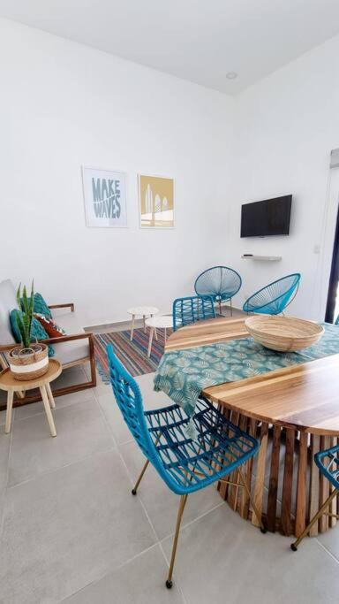 ONE 01 steps from the beach & private pool