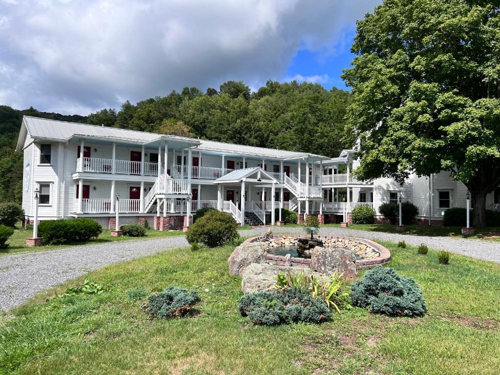 Mountain Quest Inn image