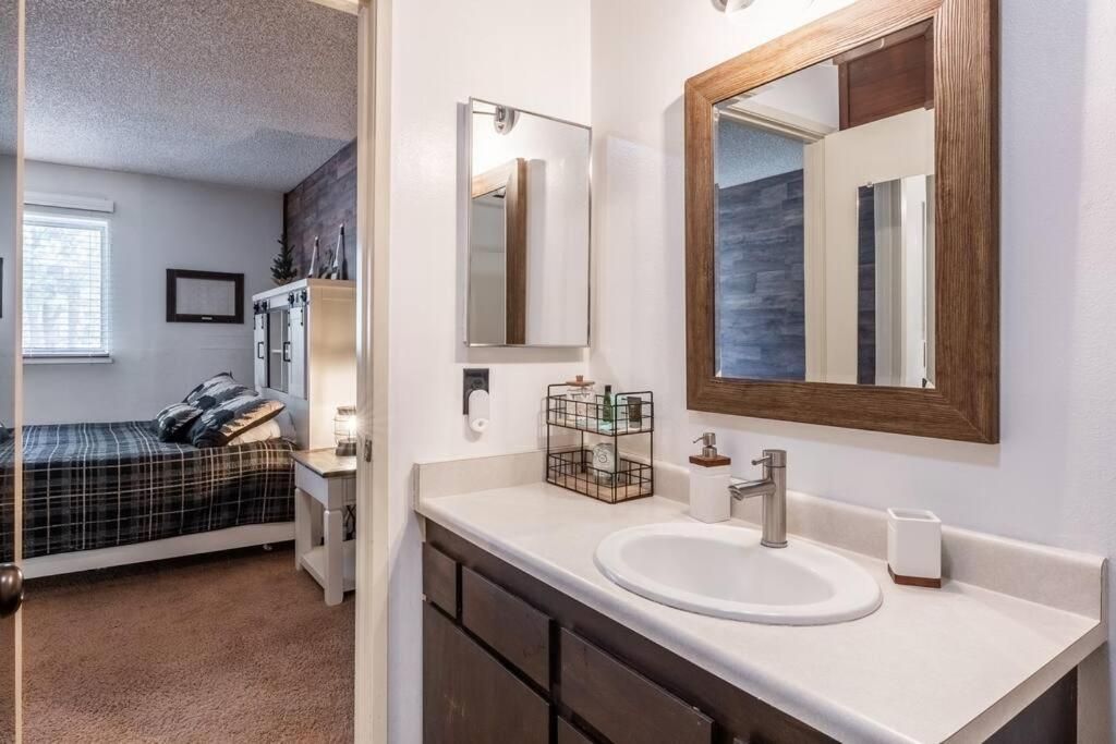 Cozy Cabin-Style Condo in Central Location photo 4