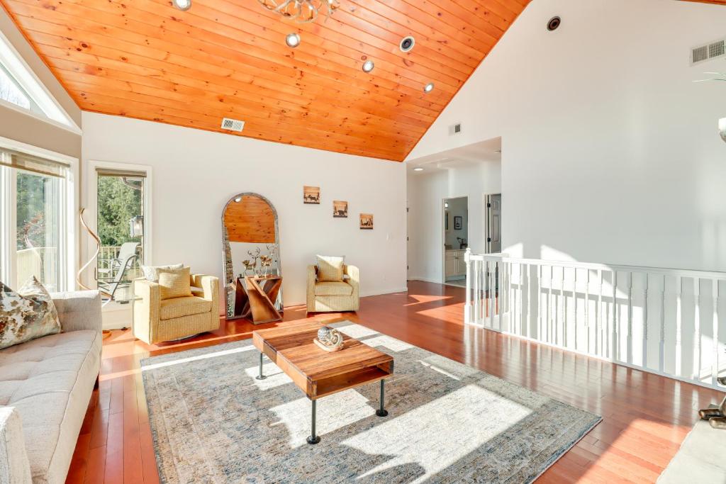 Spacious Long Pond Home with Deck and Lake View! photo 3