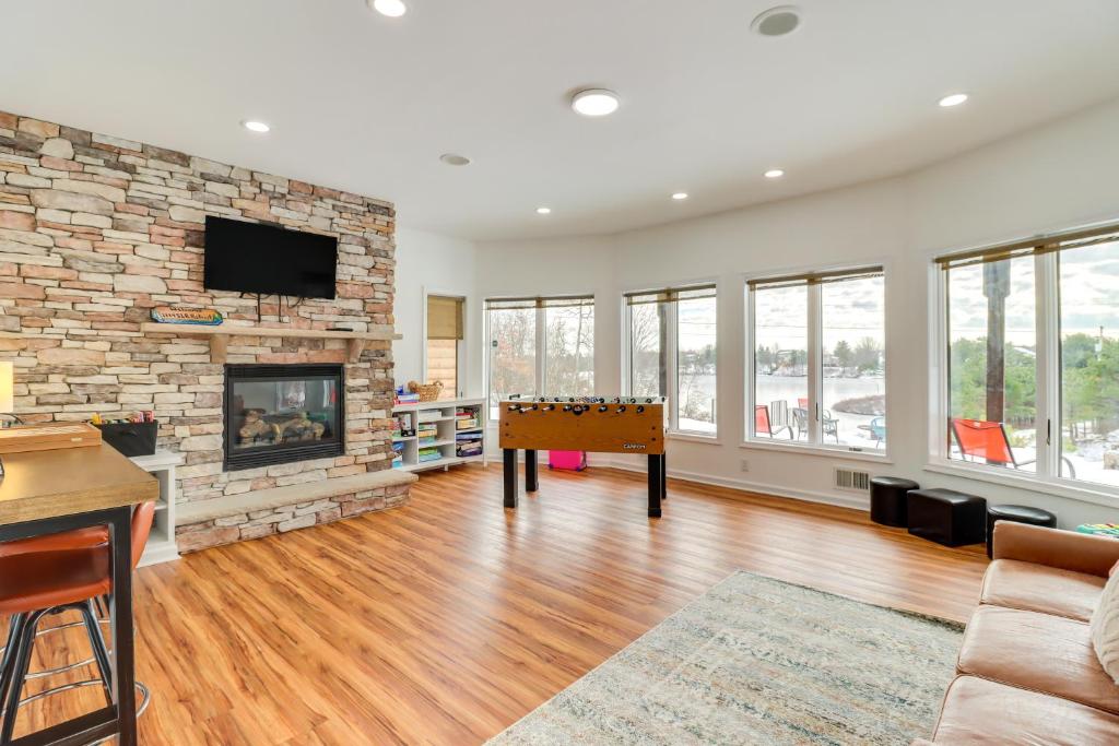Spacious Long Pond Home with Deck and Lake View! photo 1