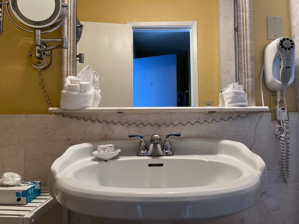 Monterey Bay Lodge photo 1