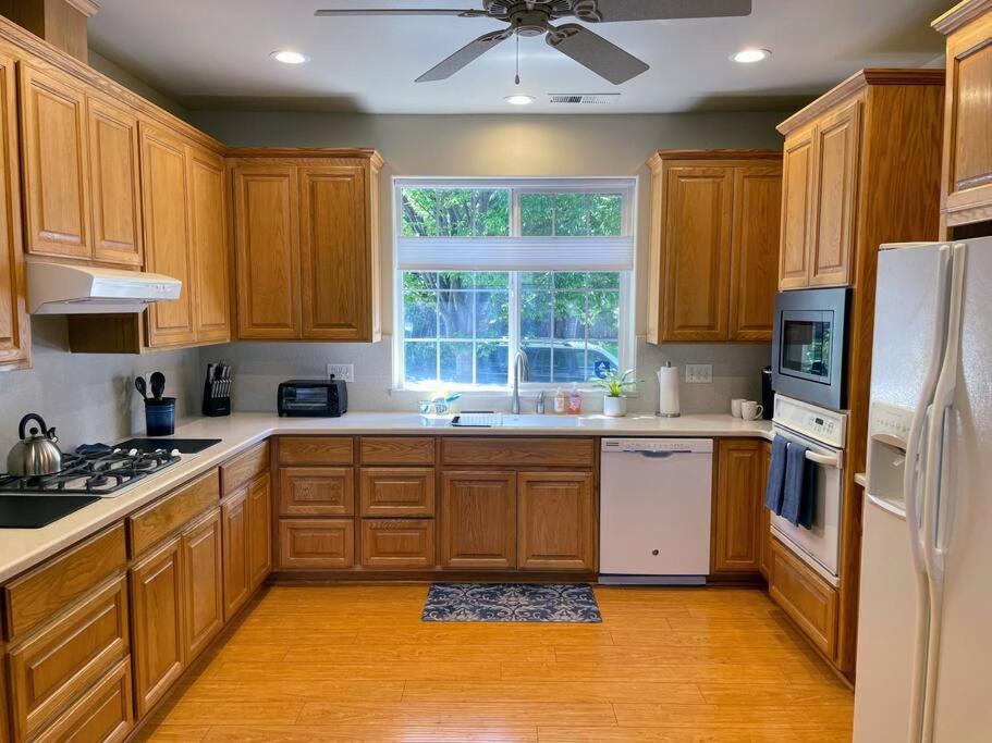 Chico Creek House - Hot Tub, Game Room & Fire Pit photo 2