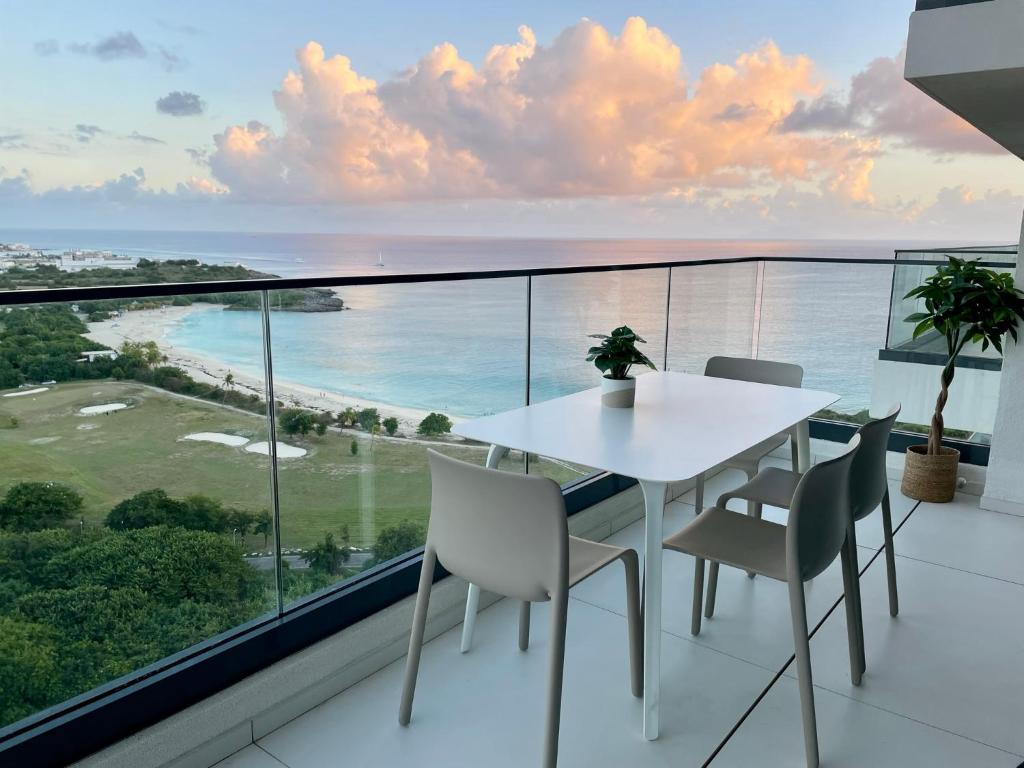 Gorgeous 2 bedroom, 17th floor, with breathtaking view, Fourteen at Mullet Bay photo 2