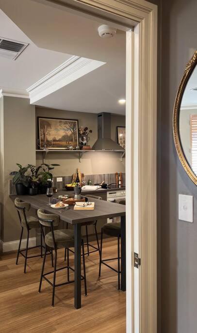 Charlie on Charlick - Fully Renovated 1BR Apt photo 1