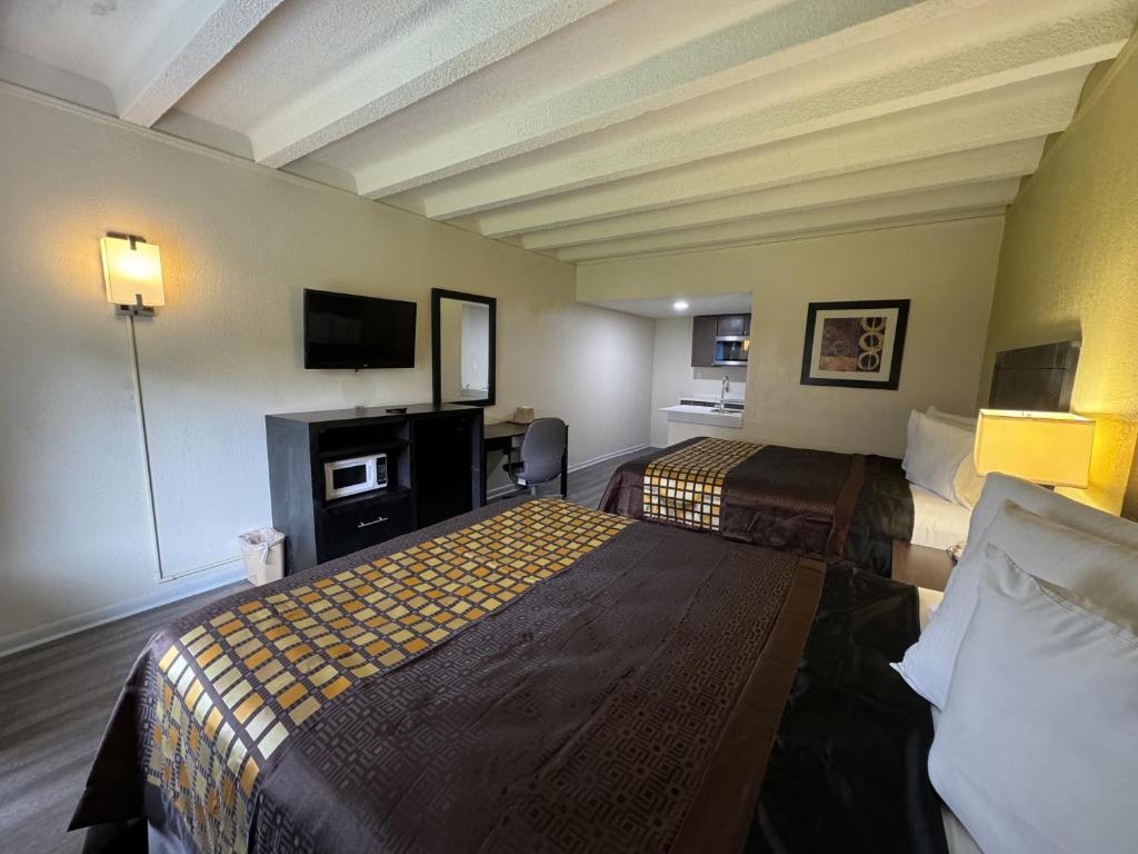 James River Inn & Suites photo 3