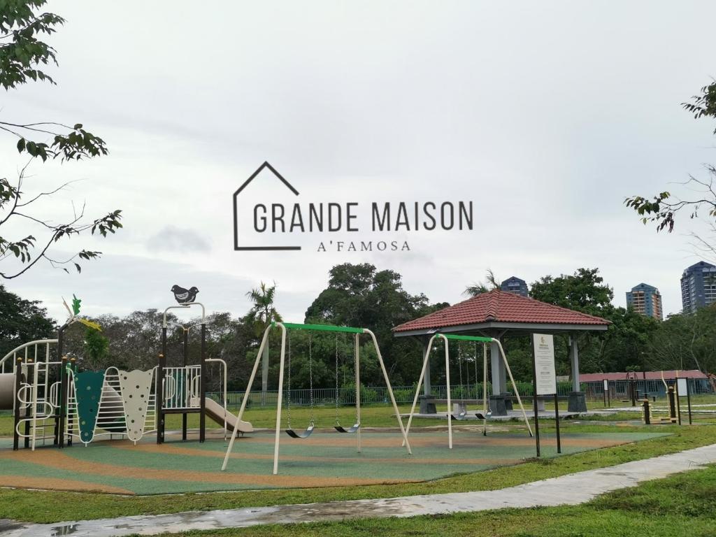 Budget HOMES A'Famosa Golf view Near WATERPARK l UITM l HONDA l Netflix free l wifi 100mbps photo 2